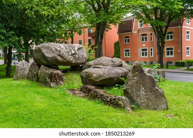 Passage Grave In A City