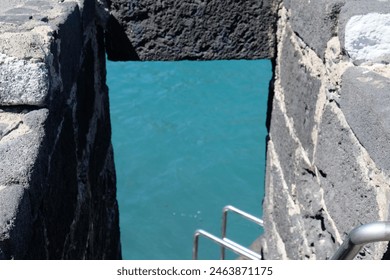Passageway down to the water 