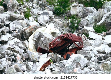 A passenger car fell into the abyss from the highway and burned down once ago, mountain accident