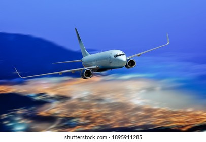 ein Passagierflugzeug fliegt über die Nachtstadt in den Wolken