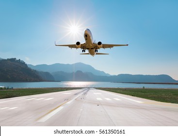un avion de transport de passagers descend sur la piste de décollage de l'aéroport
