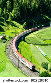 Personenzug auf der Brennerbahn in den österreichischen Alpen
