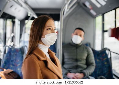 Los pasajeros que viajan en transporte público durante la pandemia del coronavirus mantienen su distancia entre ellos. Código de protección y prevención 19