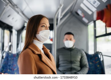 Los pasajeros en el transporte público durante la pandemia del coronavirus mantienen su distancia entre ellos. Código de protección y prevención 19