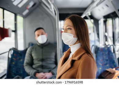 Los pasajeros en el transporte público durante la pandemia del coronavirus mantienen su distancia entre ellos. Código de protección y prevención 19