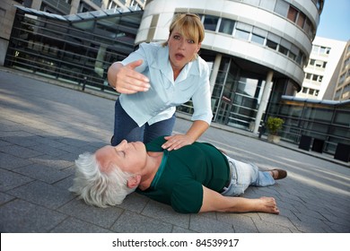Passerby with unconscious senior woman asking for First Aid help