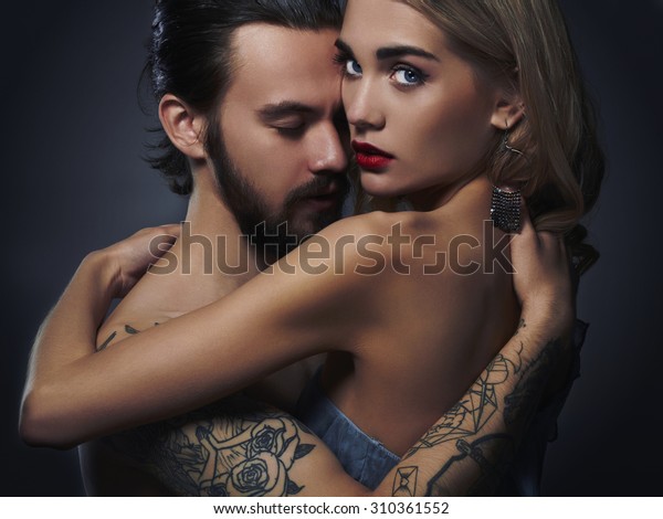 Beau couple tatoué qui baise Beau couple tatoué qui baise