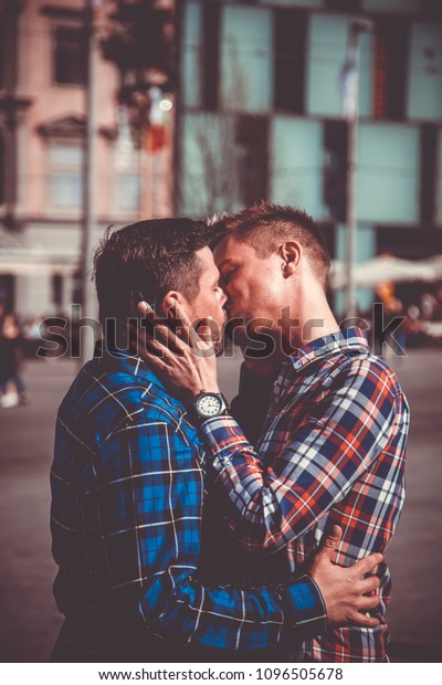 路上で互いにキスし 抱き合う情熱的なゲイのカップル の写真素材 今すぐ編集