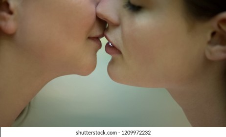 Lesbians Kiss In Shower