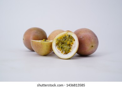 Passionfruit Fresh Closeup Food nature 百香果 白底 切开