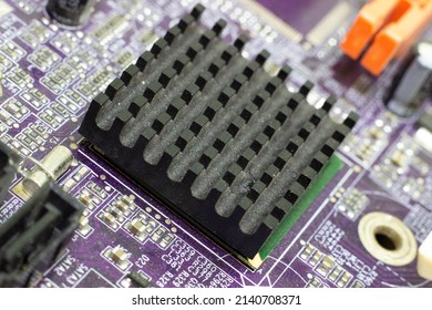 Passive Cooling Of Electronic Components On The Board. Chip-mounted Aluminum Heatsink. Without Fan. Dust.