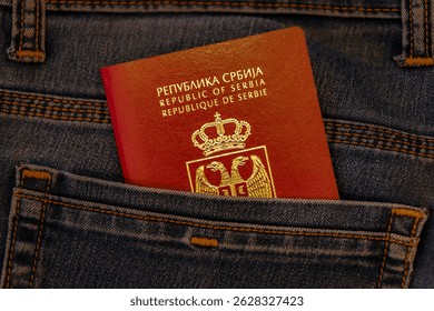 Pasaporte de la República de Serbia en un bolsillo trasero de jeans. El pasaporte serbio es una identificación de viaje biométrica segura utilizada para viajar por todo el mundo.