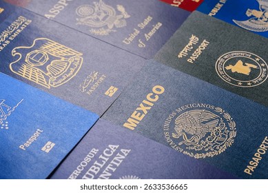 Pasaportes de ciudadanos de diferentes países del mundo, antecedentes que consisten en pasaportes de varios países.
