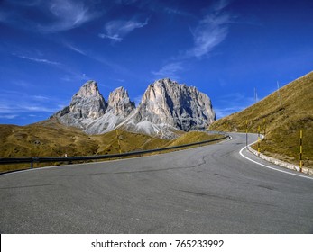 Pass-Road to Sella Pass with the Langkofel Group, Grohmannspitze Mountain, left, Five Finger Peak, centre, Langkofel Mountain, right, Dolomites, Alto Adige, Italy, Europe