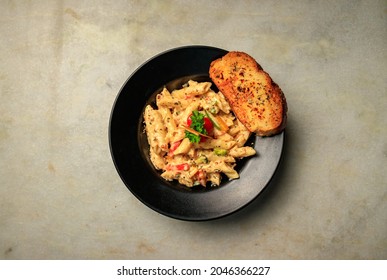 Pasta Alfredo With Garlic Bread