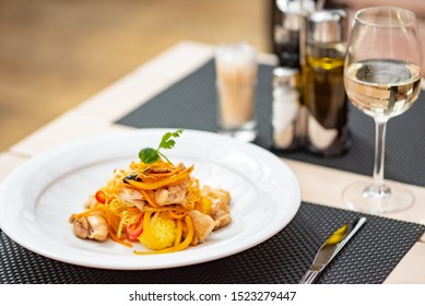 pasta with chicken and tomato sauce 庫存照片