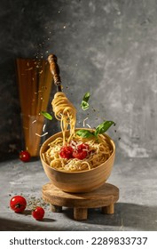 Pasta con salsa de parmesano y tomate en un bol de madera. espagueti italiana flotante casera - fotografía de levitación 
