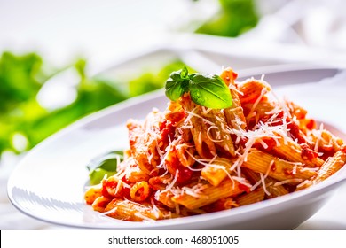 Pasta Penne mit Tomato Bolognese Sauce, Parmesan Käse und Basil. 