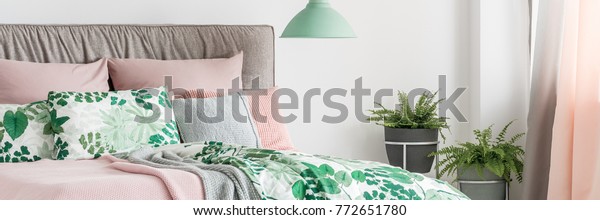 Beste Pastel bed met hoofdeinde, decoratieve kussens​: stockfoto (nu TL-12