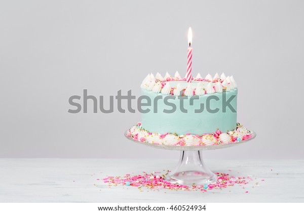 Gateau D Anniversaire Bleu Pastel Avec Sauterelles Photo De Stock Modifiable