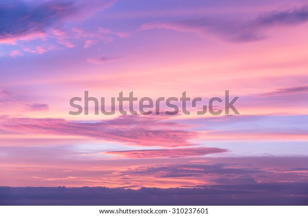 夕焼けのパステルカラーピンクと紫の空 の写真素材 今すぐ編集