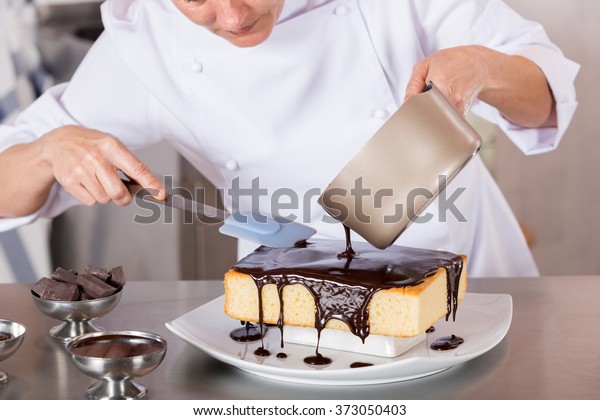 Chef Patissier En Cuisine Decorant Un Photo De Stock Modifiable