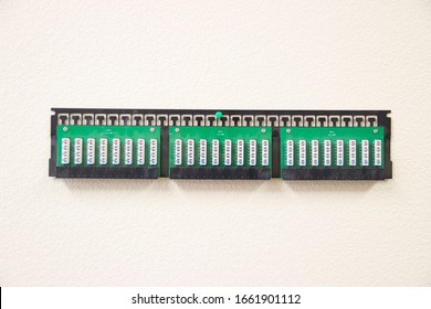 Patch panel for communication networks, installed in telecommunication cabinets