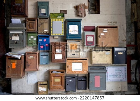 Patchwork of heterogeneous and disordered letterboxes. Translation from left to right and top to bottom: 1st floor, 2nd floor, 3rd floor left, evacuation plan, technical expert