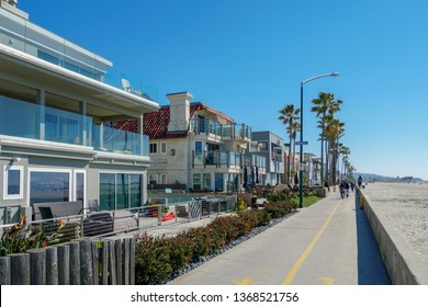 Path And Walkway Along Mission Beach, San Diego, California, USA. Mission Beach Boardwalk On A Summer Day. Boardwalk With Vacation Wealthy Properties Villa Next The Beach And Pacific Ocean. 02/22/2019