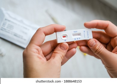 PatienCovid-19 Test Kit For The Determination Of IgM  IgG Antibodies And Immunity In 15 Minutes. Covid-19 Did An Express Test At Home, The Result Is Negative.