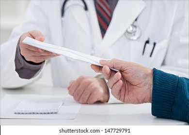 patient bribing doctor, giving money in envelope 