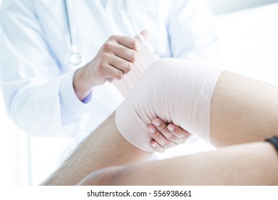 Patienten mit Kniegelenproblemen im Beratungsraum