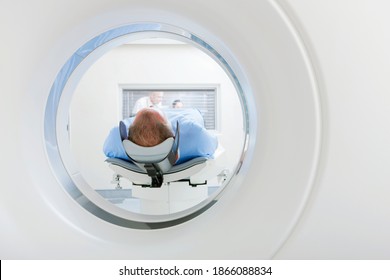 Patient laying in the CT scanner tube in the hospital 庫存照片