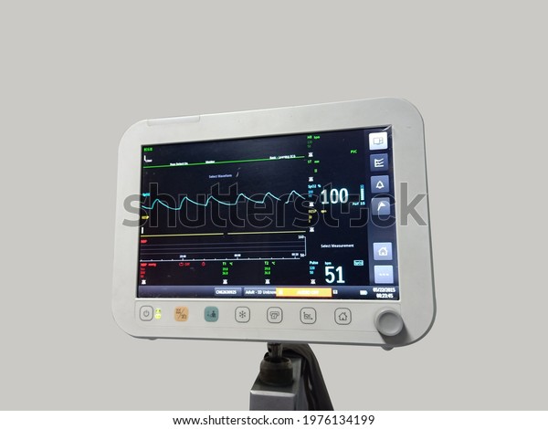 Patient oxygen and heart rate monitor machine\
screen. Health care device in hospital for coronavirus patient\
oxygen saturation level and heart\
rate.