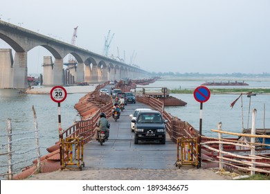 Patna, Bihar, India, 15 April 2019: Traffic On Pontoon Bridge With The  Mahatma Gandhi Setu Bridge Over The River Ganga In The Background  Ongoing Reconstruction Work.