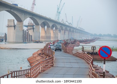 Patna, Bihar, India, 15 April 2019: One Way Traffic On Pontoon Bridge With The Mahatma Gandhi Setu Bridge Over The River Ganga In  Background  Ongoing Reconstruction Work On Gandhi Setu.