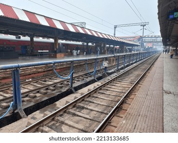 Patna, Bihar, India - January 2022: Blurry Shot Of A Deserted Railway Platform On A Cold Winter Morning