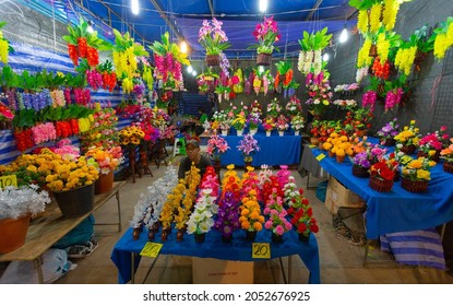 PATTAYA, THAILAND - APRIL 4, 2015; Traders At The Night Market In Thailand