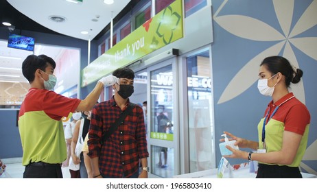 PATTAYA, THAILAND - MARCH 20, 2020: Temperature Check At Supermarket Big C, Grocery Store With A Thermal Imaging Camera Installed.