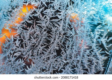 Muster von Eiskristallen im Winter