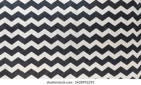 a pattern lined up horizontally forming a white and black zigzag
