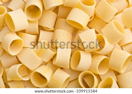 pattern of uncooked pasta calamarata