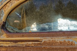 Los Patrones En El Vidrio De La Ventana Trasera De Un Antiguo Camión De Panel Oxidado