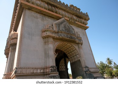Patuxai Arch, or the Arc de Triomphe of Vientiane, a war monument dedicated to those who fought in the struggle for independence from France, Vientiane, Laos