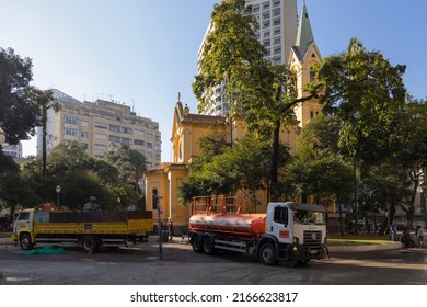 São Paulo, SP, Brazil, JUN 25, 2022, Public Servants Clean The Paissandu Square In The City Center First Thing In The Morning