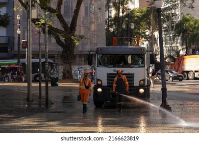 São Paulo, SP, Brazil, JUN 25, 2022, Public Servants Clean The Paissandu Square In The City Center First Thing In The Morning