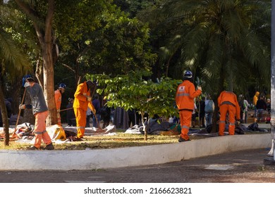 São Paulo, SP, Brazil, JUN 25, 2022, Public Servants Clean The Paissandu Square In The City Center First Thing In The Morning