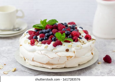 Pavlova Berry Cake, Close Up