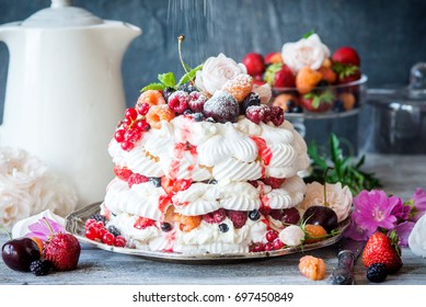 Pavlova Cake With Berries