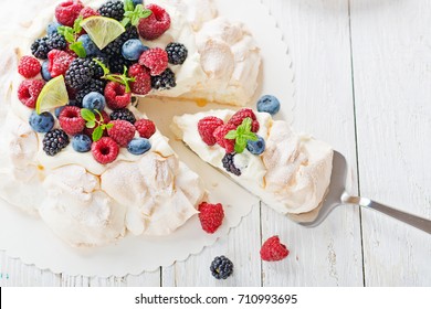 Pavlova Cake With Berries